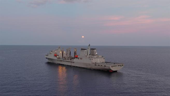  磐石军舰排水量不仅是我国现役水面舰之首，更是海军有史以来最大的舰艇。（记者李德威摄）