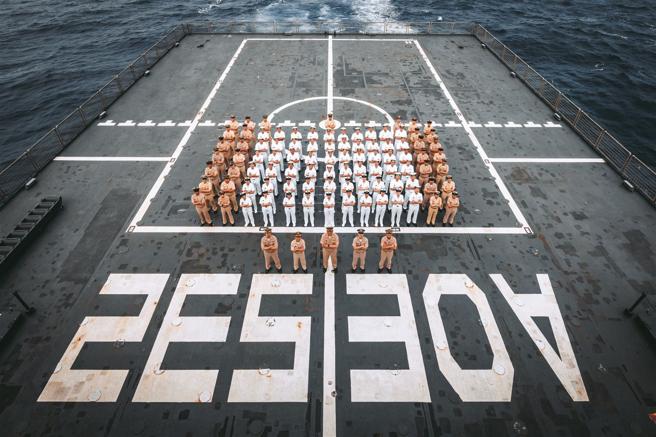  磐石军舰官兵合影。（记者李德威摄）