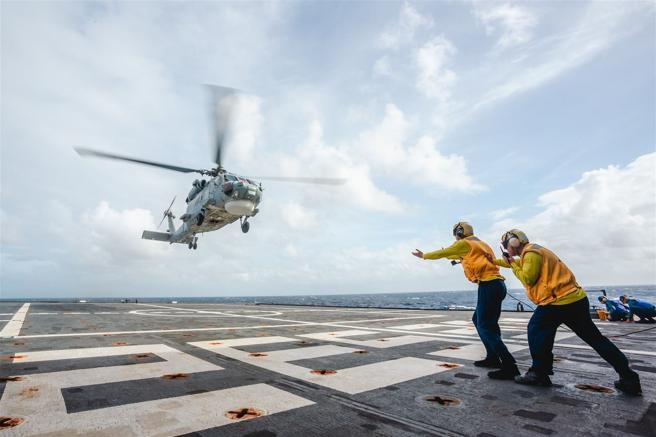  舰艉宽阔的飞行甲板，载重量达33.3吨，可提供海军反潜直升机等起降及整补作业。（记者李德威摄）