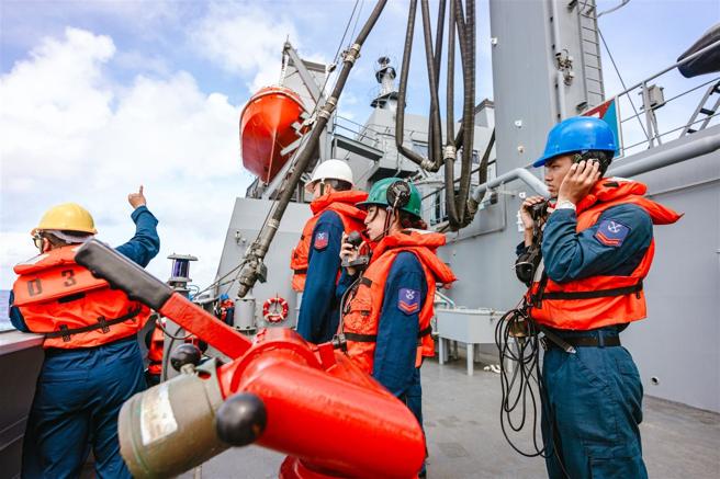  官兵进行海上油料整补工作。（记者李德威摄）