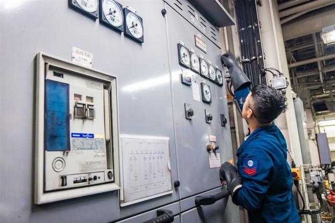  官兵进行装备维护工作，确保运作无虞。（记者李德威摄）