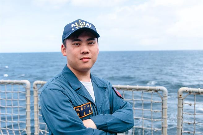 磐石军舰林森羽上士表示，舰上各官兵靠着平时不断练习维持高度默契，当任务来临时，才能迅速且准确地完成任务，为臺海周遭海域安全奉献心力。（记者李德威摄）