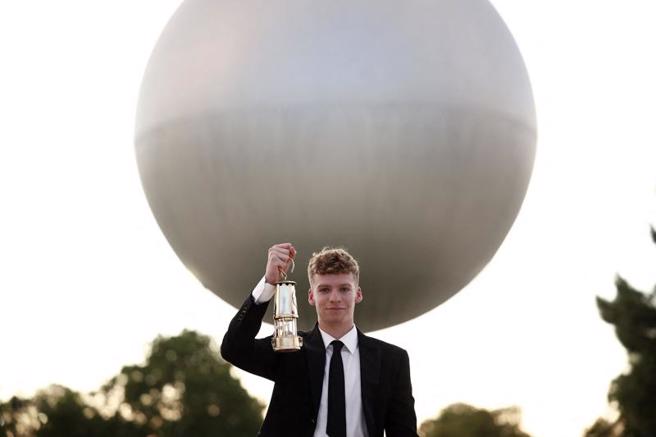 巴黎奧運閉幕式，聖火進場。(路透社)