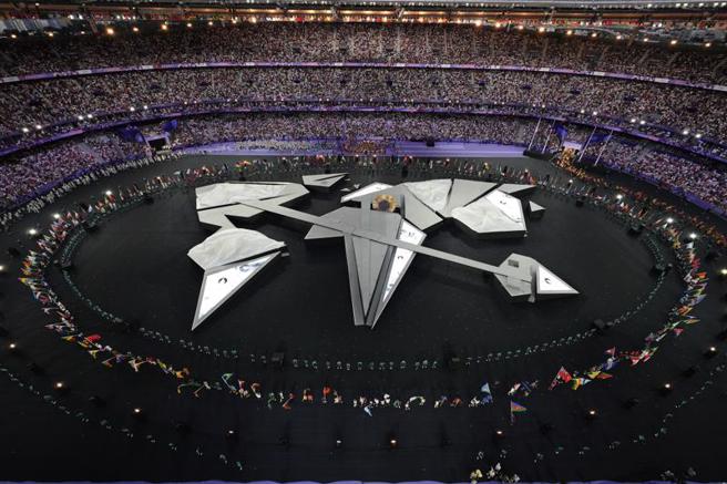 巴黎奧運閉幕式，運動員進場。(美聯社)