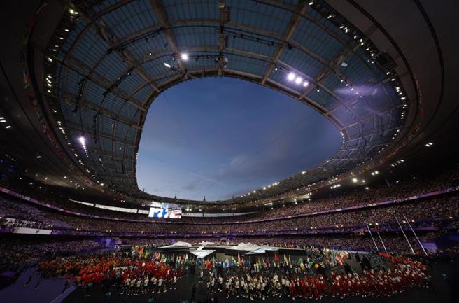 巴黎奧運閉幕式，各國運動員進場。(美聯社)