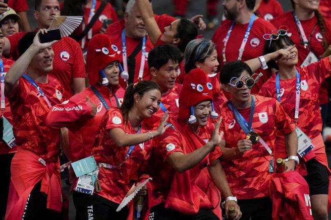 巴黎奧運閉幕式，日本選手進場開心合影。(美聯社)