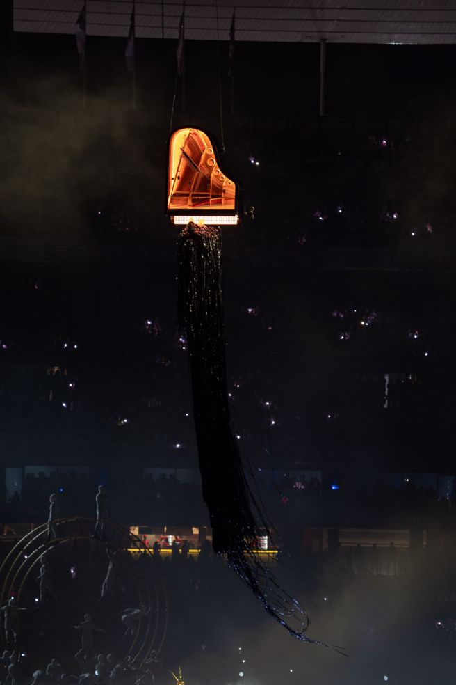 巴黎奧運閉幕式，表演節目-鋼琴師在空中演奏阿波羅頌。(杜宜諳攝)