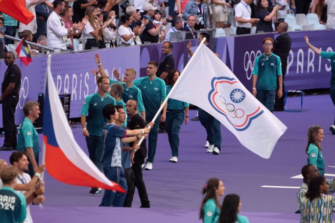 巴黎奧運閉幕式，中華隊掌旗官林郁婷、楊俊瀚。(杜宜諳攝)