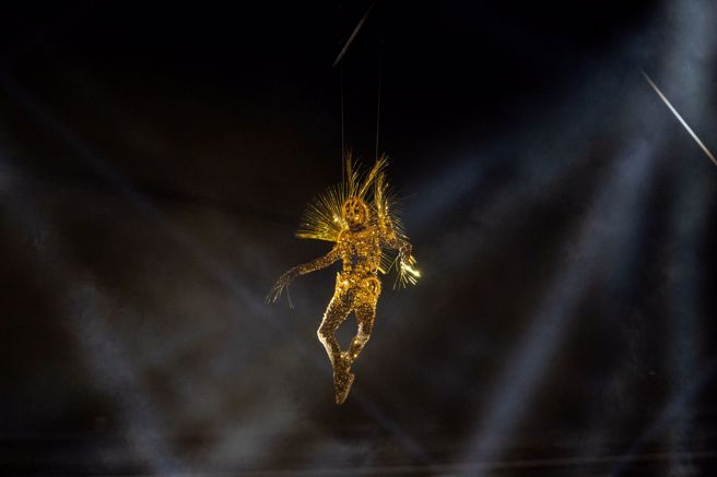 神秘黃金航員在夜空中降落降臨法蘭西體育場。(杜宜諳攝)