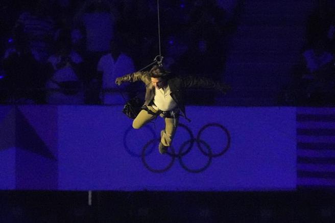 湯姆克魯斯現身法蘭西體育場屋頂，從天而降為閉幕式帶來高潮。(美聯社)
