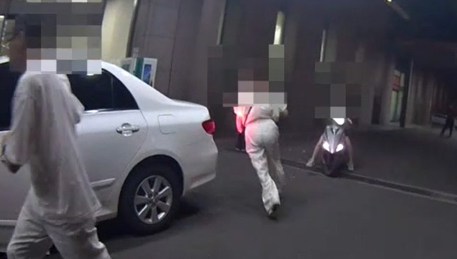 10岁男童疑吃东西噎住，暖警火速救援开道，5分钟内抵达医院顺利协助就医。（翻摄画面）