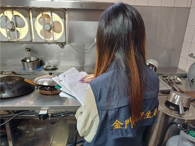 今年6月30日有24位自由行旅客同游金门，当晚在某餐厅用餐后陆续有人出现呕吐、腹泻等肠胃不适情况，疑似食品中毒症状，隔天上午共5人至金门医院急诊就医。（金门县卫生局提供）