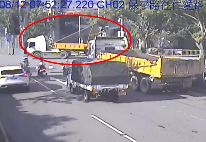 吴姓砂石车驾驶12日上午近8时，驾车行经永和区保顺路与保生路口，砂石车后斗防尘盖升起，拉扯架空电缆导致号志杆折断，所幸未砸到人车。（永和警分局提供）