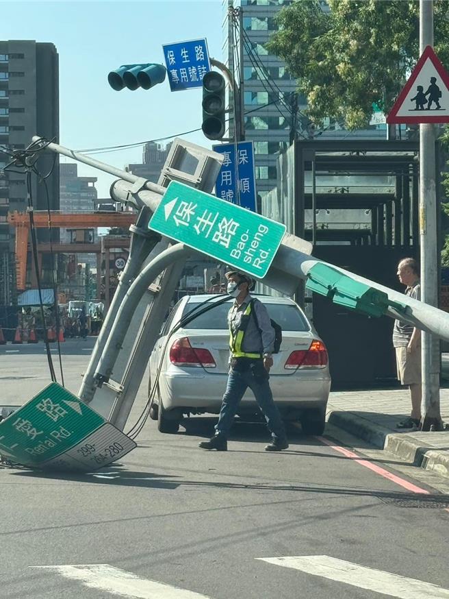 永和区保顺路上的号志杆被砂石车后斗防尘盖扯断，应声倒地，横躺路中央。（翻摄脸书我是永和人）