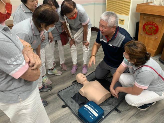 消防隊進行CPR（心肺復甦術）和哈姆立克法（異物梗塞急救法）教學。教官詳細講解了急救的基本步驟，並進行現場示範。（新北消防局提供）