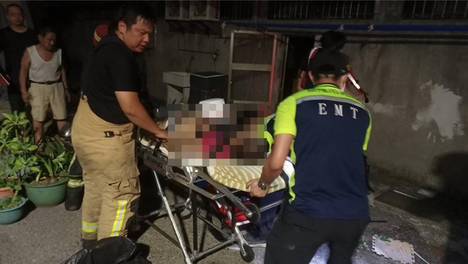 基隆市中山区復兴路巷弄内11日晚间发生火灾，造成一死一伤。（翻摄照片／张志康基隆传真）