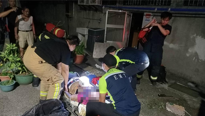 基隆市中山区復兴路巷弄内11日晚间发生火灾，造成一死一伤。（翻摄照片／张志康基隆传真）