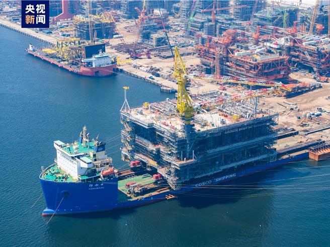 大陸所建造最大國際海洋油氣平台、馬贊油氣集輸平台12日在青島完工交付，未來每年可以匯集輸送原油2400萬噸與伴生氣74億立方公尺。（截自央視）