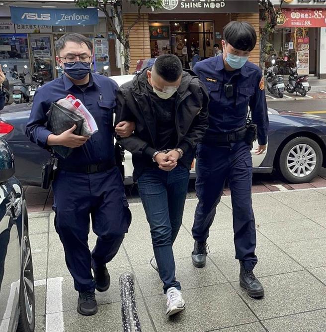 男子滕家龍在新北市永和區某酒吧持刀刺死31歲曾姓男子，遭警方逮捕帶回偵訊。（中時資料照片，葉書宏攝）