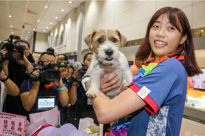 罗嘉翎的家人带着她的爱犬「欧巴」前来接机。（陈麒全摄）