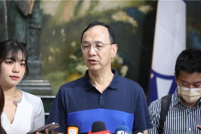 台灣拳后林郁婷奪下台灣第一面奧運拳擊金牌，國民黨主席朱立倫發放300份雞排慶祝後受訪。（文傳會提供）