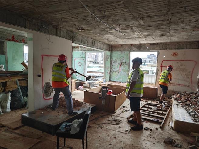 工人进行拆除作业。(建管处提供／蔡依珍桃园传真)