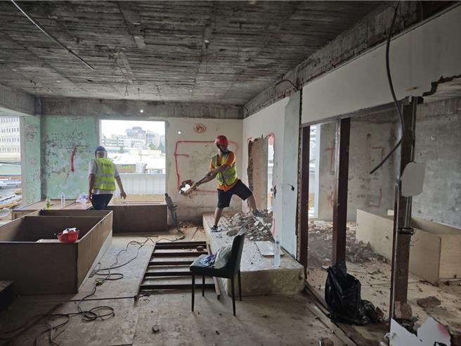 拆除顶楼违建。(建管处提供／蔡依珍桃园传真)