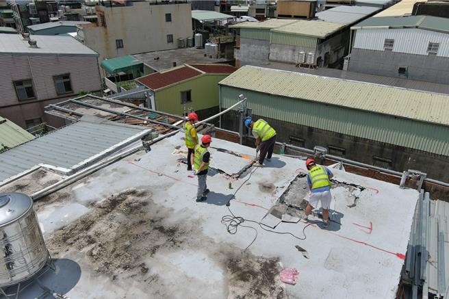 违规房舍屋顶板拆除作业。(建管处提供／蔡依珍桃园传真)