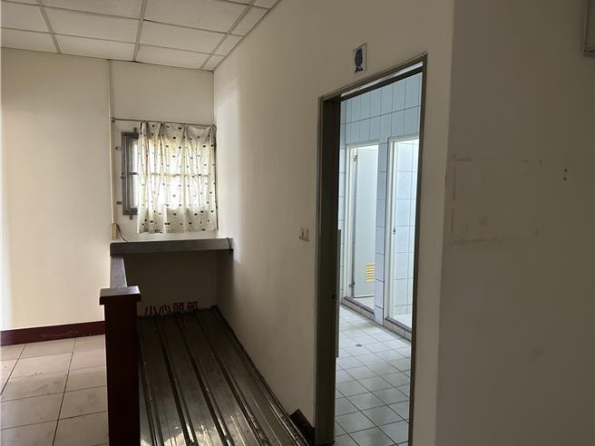 顶楼加盖内部违规施设楼梯。(建管处提供／蔡依珍桃园传真)