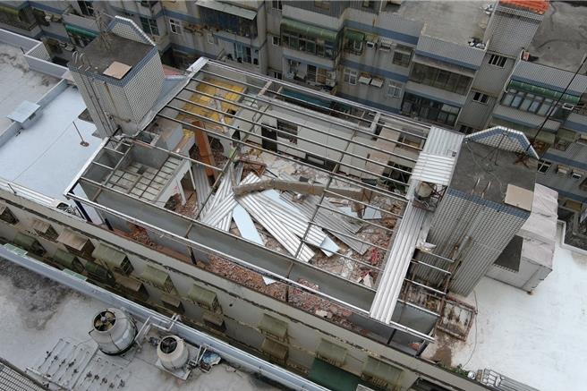 违规加盖套房拆除。(建管处提供／蔡依珍桃园传真)