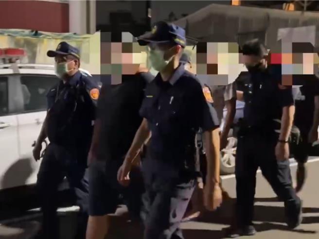 蔡姓男子（前排中黑衣男）、郭姓男子（第2排中白衣男）與周姓男子（第3排中黑衣男）因在娃娃機店鬥毆，被一起帶往派出所。（讀者提供／程炳璋台南傳真）