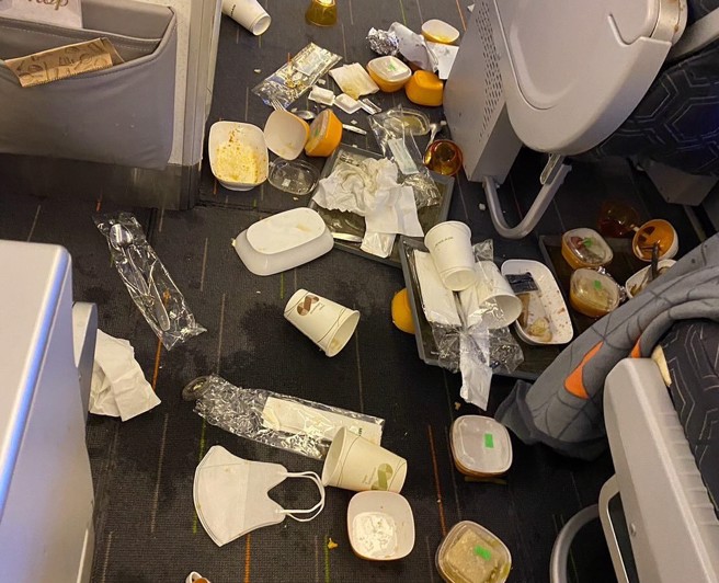 长荣航空一架班机自雅加达返回台北途中，遇到乱流造成6名空服员受伤，餐点散落在机舱地面。（图／Threads＠cth9718 授权提供）