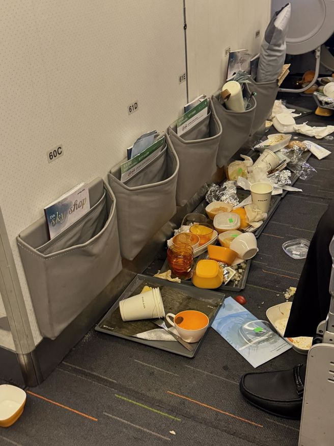 长荣航空BR238航班8月11日从雅加达返回台北时，起飞2小时后突遇乱流。（图／Threads＠cth9718 授权提供）