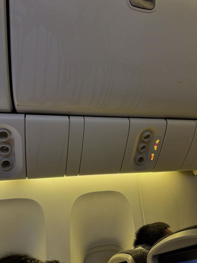 遇到乱流的长荣航空内一片狼藉。（图／Threads＠cth9718 授权提供）