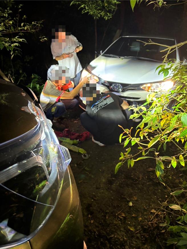警方請民間道路救援皮卡到場協助。（警方提供／吳佩蓉宜蘭傳真）