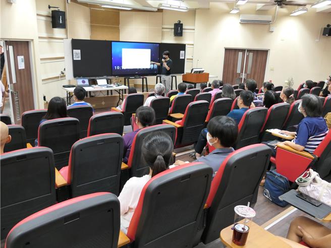 雲林縣185所縣立學校教室將於9月改用智慧黑板，12日縣府在斗南國小舉辦「智慧黑板教師研習課程」，藉由智慧黑板結合數位科技，發展創新教學模式。（張朝欣攝）