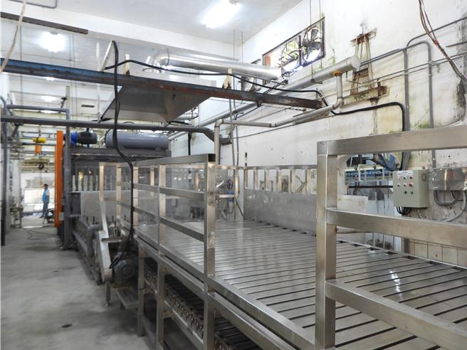 花莲县农产运销公司近2年在中央挹注1.1亿经费下，更新肉品市场2条屠宰线，但其中1条现在仍在试车阶段，影响整体的屠宰量能。（罗亦晽摄）