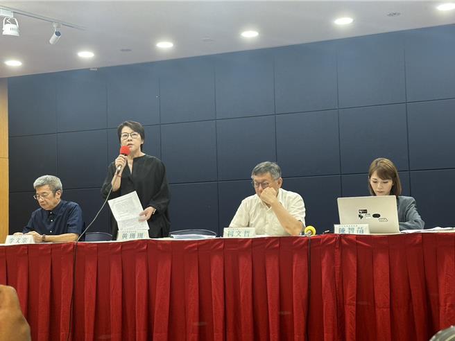 面對多筆金流疑義，柯文哲、黃珊珊、時任競總副總幹事陳智菡與時任競總財務長李文宗今天下午召開記者會，親上火線說明。（楊亞璇攝）