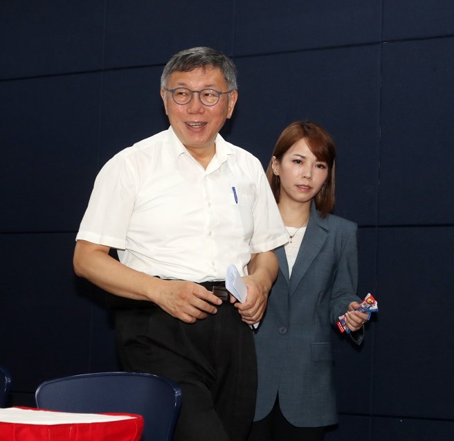 民眾党主席柯文哲（左）、时任竞总总干事黄珊珊、时任竞总副总干事陈智菡（右）、时任竞总财务长李文宗12日出席「柯文哲总统大选政治献金申报说明记者会」，会后，柯文哲步行离开。（刘宗龙摄）