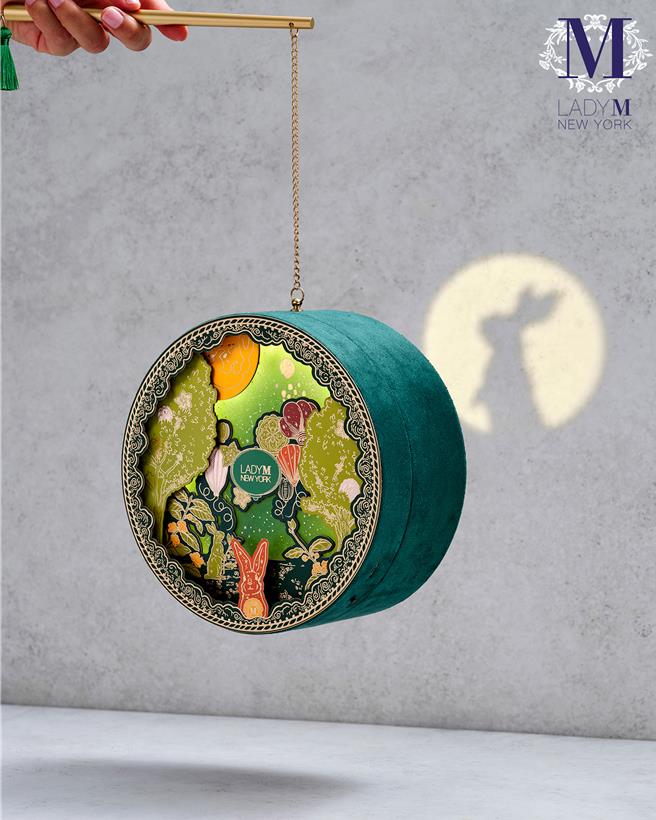 LADY M「月光森林中秋禮盒」盒身藏開關，可照出玉兔身影。（LADY M提供／朱世凱台北傳真）