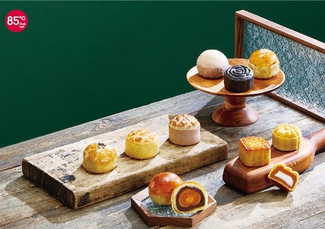 85度C祭出9月17日前門市預購指定月餅禮盒享85折。（85度C提供／朱世凱台北傳真）