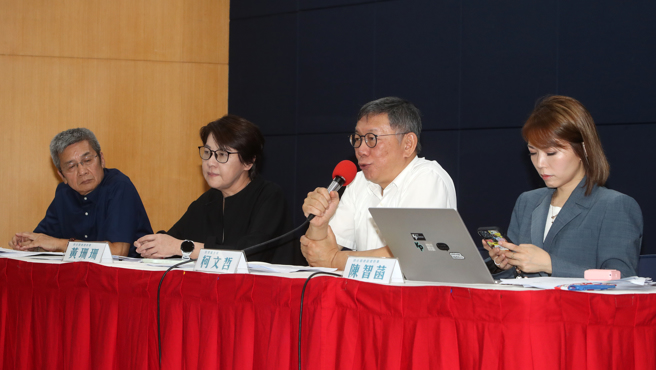 時任競總副總幹事陳智菡（右起）、民眾黨主席柯文哲、時任競總總幹事黃珊珊、時任競總財務長李文宗12日出席「柯文哲總統大選政治獻金申報說明記者會」。（劉宗龍攝）