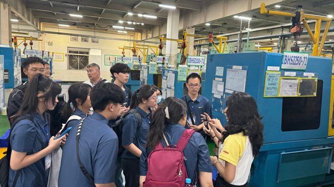 學生參觀信統電產公司，實際了解塑膠射出製程。(照片/教育部提供)