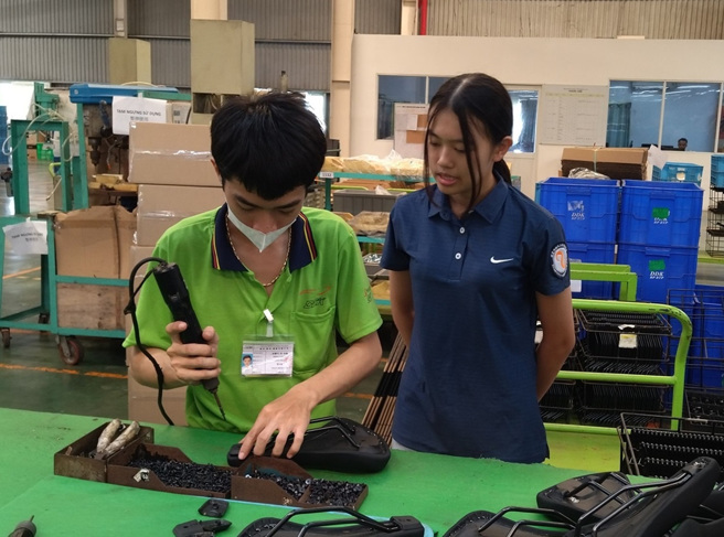 學生在鋒明公司實際體驗自行車坐墊製作。(照片/教育部提供)