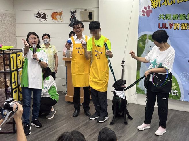 新北市農業局代理局長諶錫輝（右三）與狗醫生「黑優」一起和慢飛天使互動。（王揚傑攝）