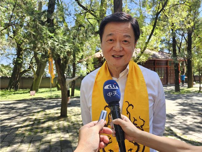 前台北县县长、旺旺集团副董事长周锡玮12日在陕西省延安市出席祭拜黄帝活动。（陈冠宇摄）