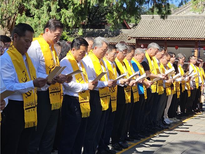 甲辰（2024）年「两岸同胞黄帝陵祭祖典礼」12日上午在陕西省延安市黄帝陵轩辕庙举行，图为与会者朗诵祭祖典礼祭文。（陈冠宇摄）