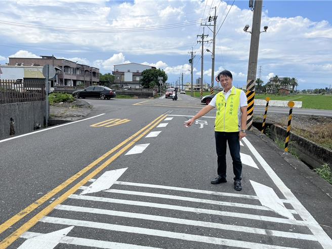 宜蘭縣冬山鄉長林峻輔接獲鄉民反映鄉內的珍珠一路與富英路口有沒看過的標線，他12日前往現勘並表示，這是縣府新畫設的「視覺化減速標線」，告知用路人前方路況特殊，應減速慢行，避免發生事故。（宜蘭縣冬山鄉公所提供／吳佩蓉宜蘭傳真）
