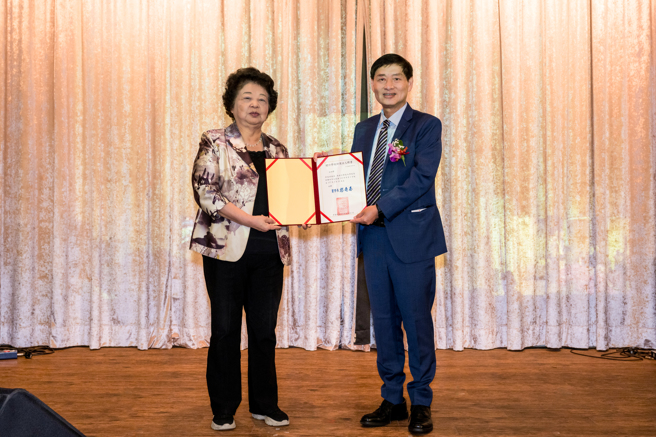 健行科大董事致颁聘书。(照片/健行科技大学提供)