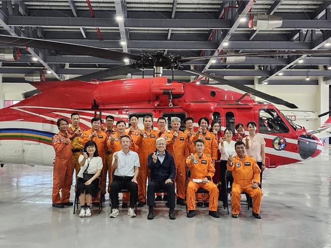 內政部常務次長吳堂安12日下午視察空勤總隊台東駐地，關心東部地區空中緊急救援機制、離島緊急醫療轉診執行狀況。（空勤總隊提供）